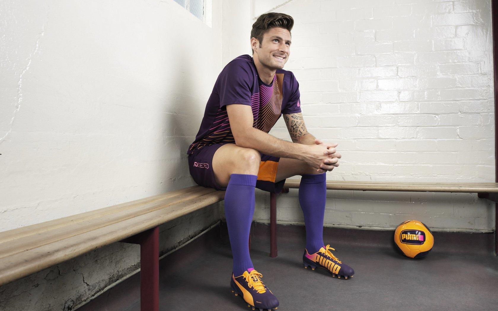 地上足球评论引热议,银河战舰赛季征程恐面临颗粒无收困境